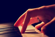 球队合作默契，共同努力赢得了一场激烈的胜利